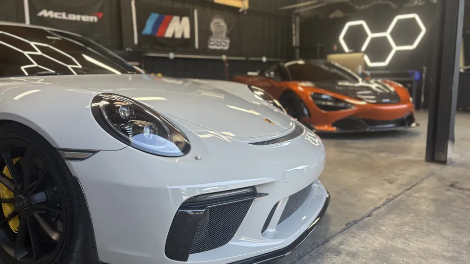 White Porsche and orange McLaren pictured on ShadeX’s website